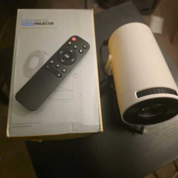 Mini LED Projector - Picture 4 of 4